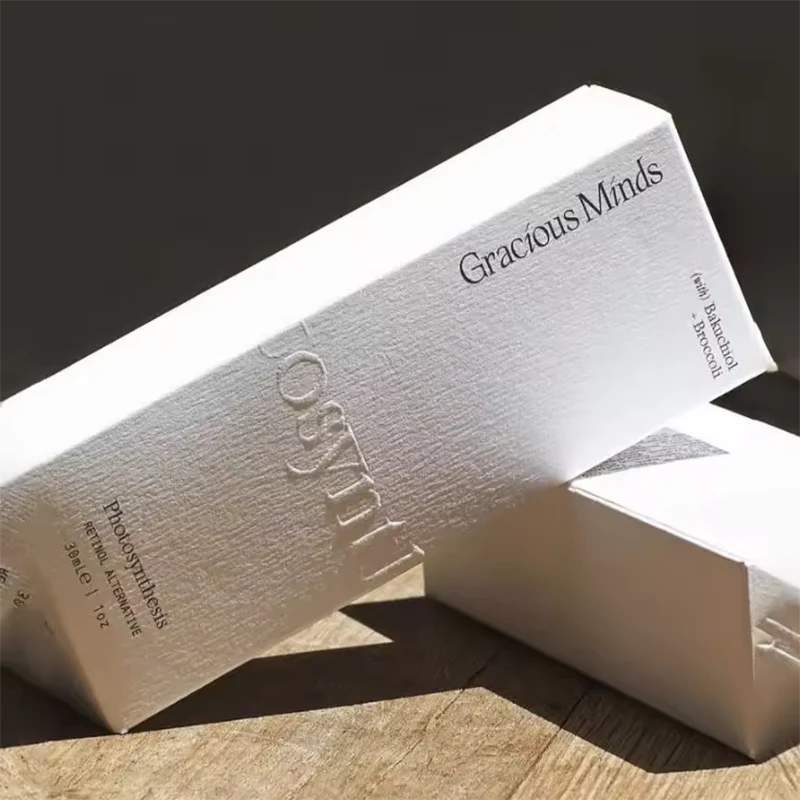 Verpackungsbox mit geprägtem Logo und Tuck-Top
